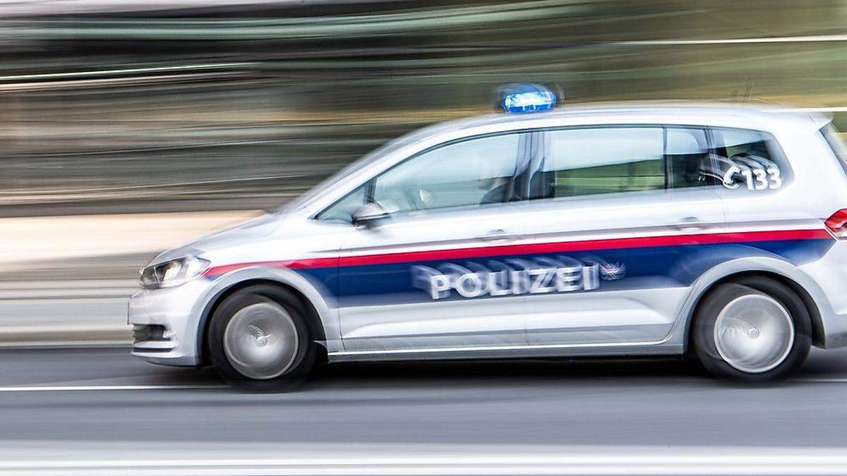 Die Polizei fuhr sofort zu dem Haus, in dem der Mann seine Mutter würgte und bedrohte - Symbolfoto