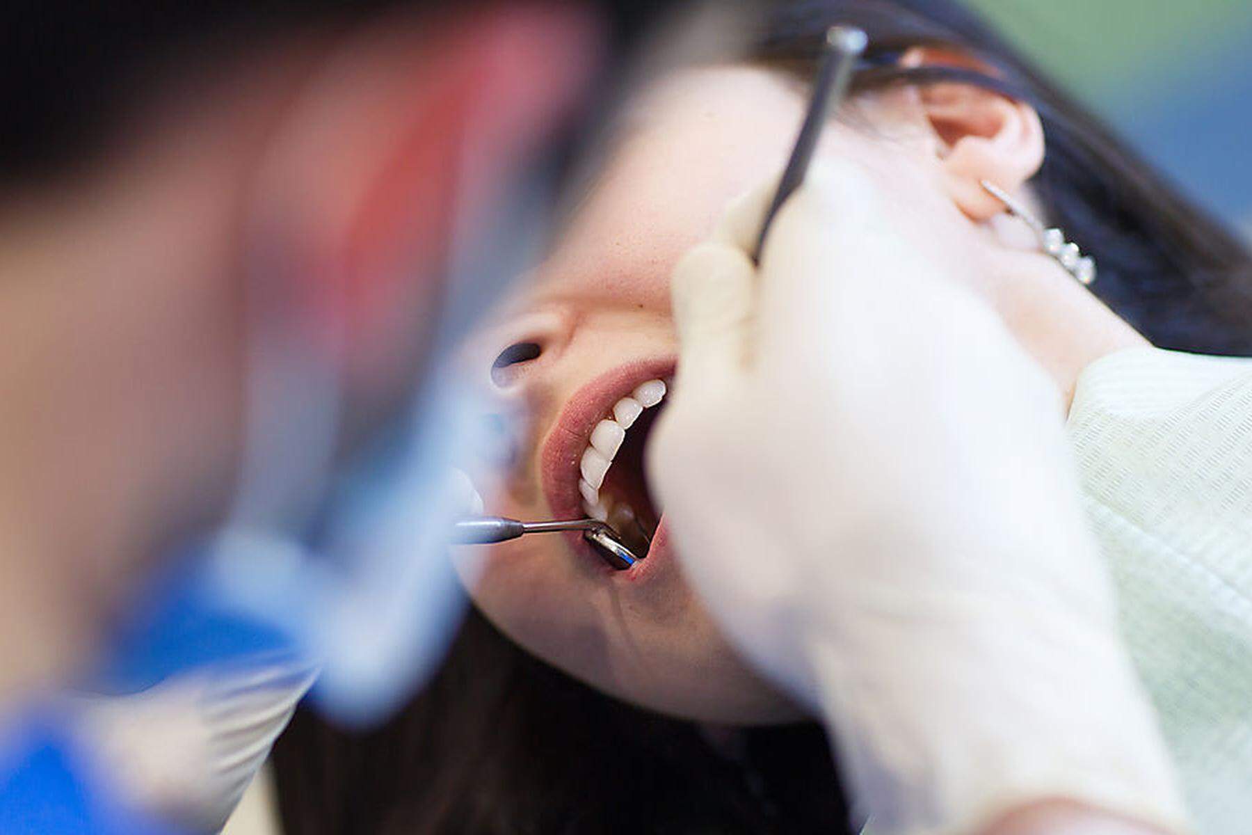 Trotz Berufsverbot | Zahnärztin pfuschte an Patienten herum 