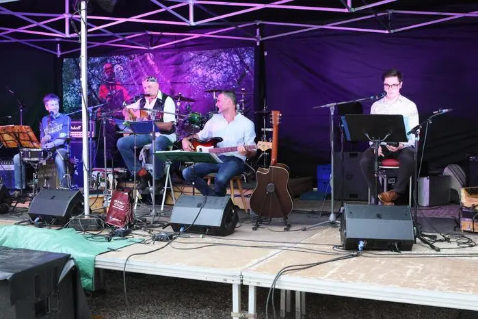 Viel Beifall gab es auch für Gruppen „Strange Brew“ und „Triops“ (Foto). Möglich gemacht hatten, das Konzert auf die Beine zu stellen, das Kulturreferat der Stadtgemeinde Friesach und die örtliche Stadtkapelle