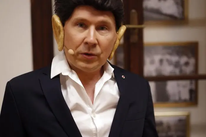Die Übergänge sind schnell, die Figuren klar gezeichnet. Innerhalb weniger Augenblicke wechseln Stimme, Haltung und Ausdruck.