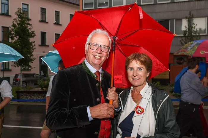 Landtagspräsident Reinhart Rohr plauderte mit der früheren Chefredakteurin der Kleinen Zeitung Kärnten, Antonia Gössinger.