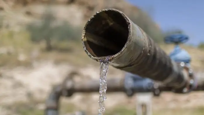 Wasserrohr wo Wasser rinnt