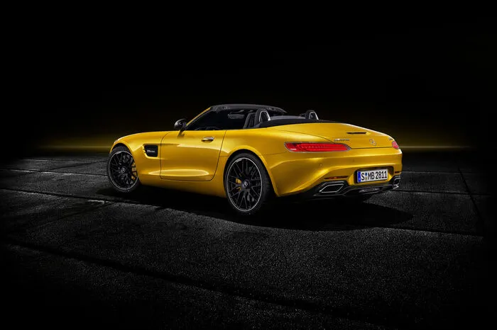 So viel zur Technik. Optisch kann man sich den AMG GT S Roadster in verschiedenen Paketen verfeinern lassen. Eines beinhaltet Frontsplitter, Außenspiegelgehäuse sowie den Diffusor in der Heckschürze in Carbon und ebenso wie Lufteinlassgitter in der Frontschürze, auf der Motorhaube und an den vorderen Kotflügeln in Hochglanzschwarz.