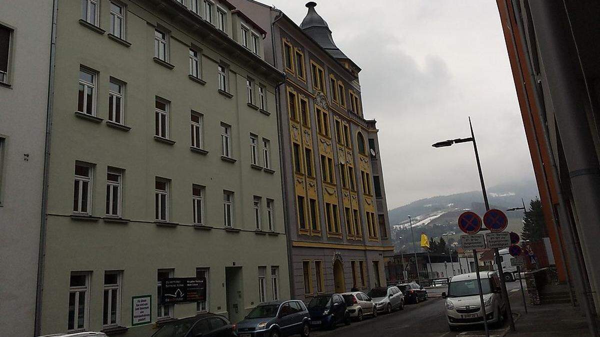 Das adaptierte Haus mit grüner Fassade befindet sich in der Erzherzog-Johann-Gasse 4, in der Nähe des Gesundheitszentrums