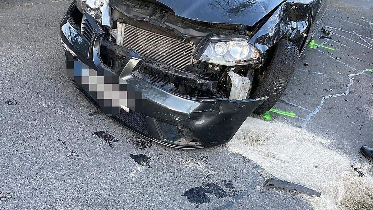 Die FF Feldbach half nach dem Unfall, ausgelaufene Betriebsmittel zu binden