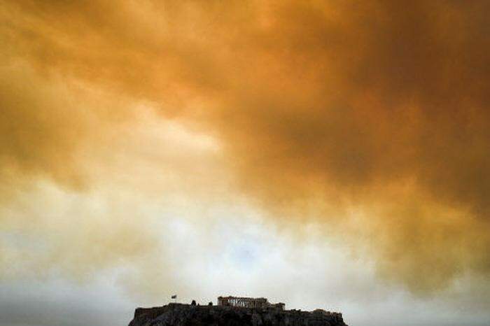 Die Akropolis mitten in Athen umhüllt von Rauchwolke