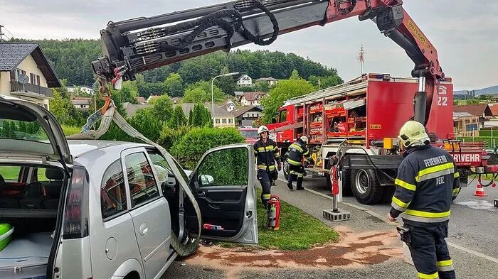 In Peesen prallte ein Pkw gegen eine Zaunsäule