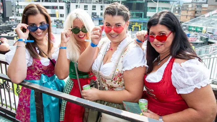 In der Tenne stimmen sich die beiden Schwesternpaare Sibylle und Michaela, sowie Michaelas Kinder Nathalie und Stefanie aus Rheinstetten bei Karlsruhe ein.