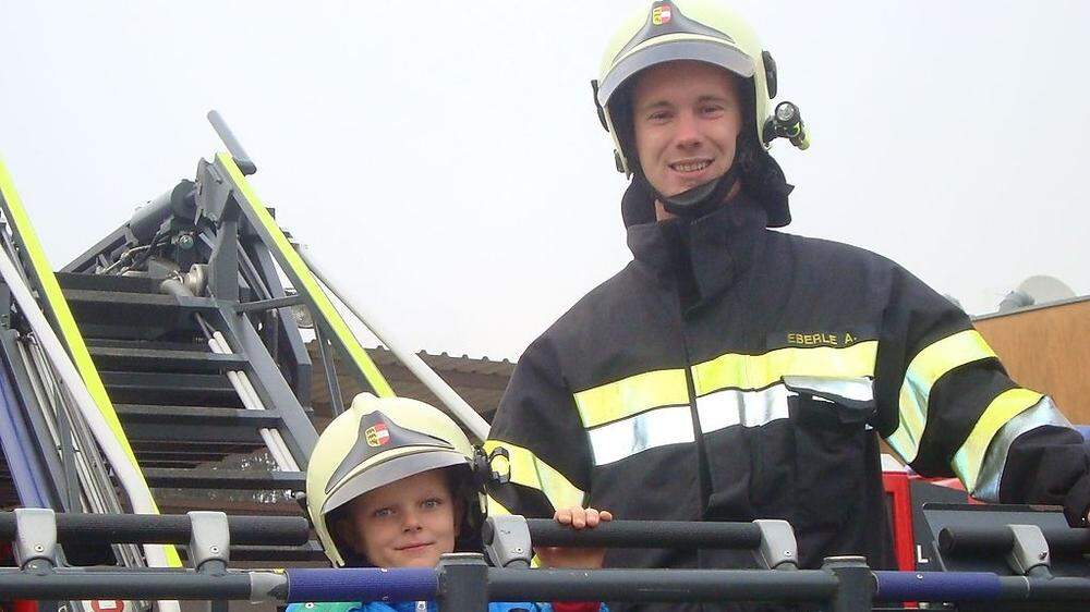 Marcel Ladinig aus Peratschitzen durfte einen Tag lang Feuerwehrmann sein	