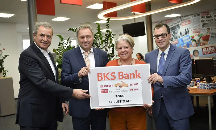 Chefredakteur-Stv. Adolf Winkler, Manfred Herrnhofer, Gernot Kanduth und Susanne Koschier mit dem Scheck für "Kärntner in Not"