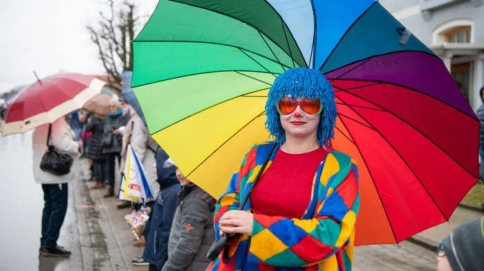 Der bunte Regenschirm als Symbol für Spaß trotz Regen