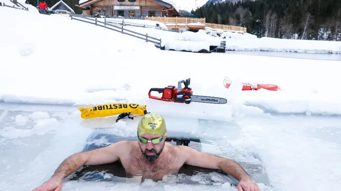 Die Welt des Eisschwimmens ist die Welt von Extremsportler Josef Köberl. Am 29. Jänner 2022 war er zu Gast in der Waldhäuslalm im Untertal bei Schladming.