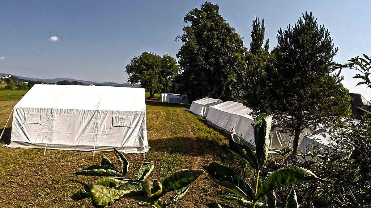 Die Zelte werden mit Heizstrahlern ausgestattet