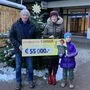Viktor Plank, Enkelin Milena Plank und Brigitte Neubauer von der Kärntner Kinderkrebshilfe bei der Spendenübergabe für krebskranke Kinder am Neuen Platz in Spittal.