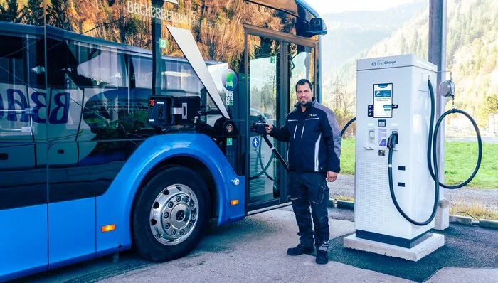 Auch für das Laden von E-Bussen gibt es regionale Lösungen: Bacher Reisen hat zwei Ladepunkte von Enercharge und testet neue E-Linienbusse