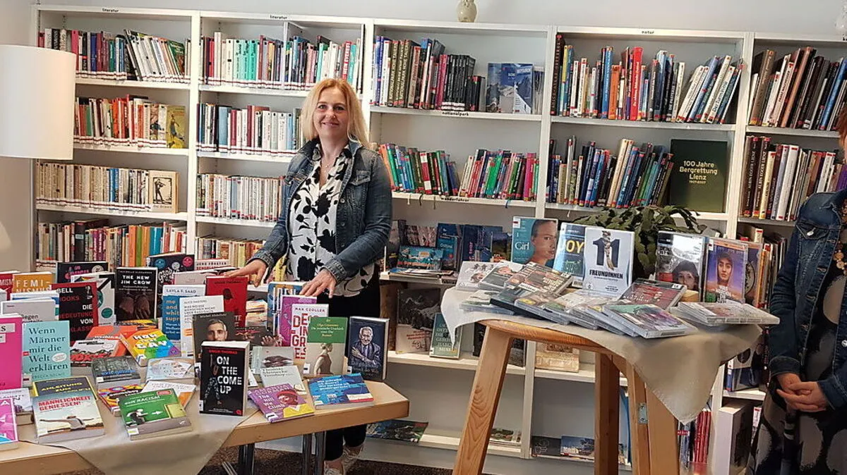 Anja Kofler (links) und Brigitte Schieder bieten Material zu Divestitäten bei Geschlechtern, Ethnien und Kulturen an