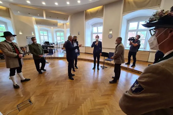 ... Kanzler Sebastian Kurz, Vizekanzler Werner Kogler und LH Hermann Schützenhöfer müssen bei ihrer Öffnungs-Roadshow durch die Oststeiermark die Blasmusik in puncto Großeinsätze und Proben in großer Runde...