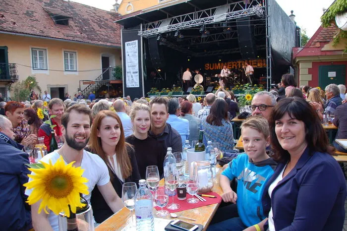 Die Gäste aus nah und fern genossen dazu feinste Kulinarik im malerischen Ambiente.Klicken Sie sich durch!