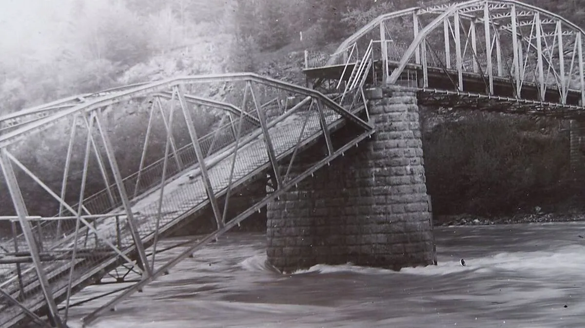 Am 29. Mai 1919 erfolgte die vollständige Sprengung des rechten Brückenfeldes 