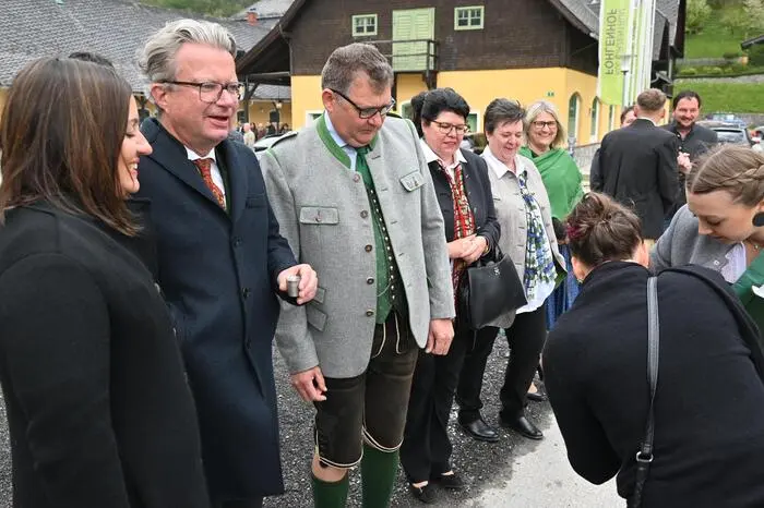 Dort nahm, nach der Segnung durch Pater Egon Homann und Pfarrerin Julia Moffat, Landeshauptmann Christopher Drexler die Eröffnung vor – im Beisein der beiden Landtagsabgeordneten Helga Ahrer (SPÖ) und Mario Triller (FPÖ) sowie Bezirkshauptmann Markus Kraxner. 