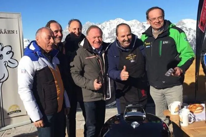 Auch auf den Ennstaler Bergen gibt es seit Tagen strahlenden Sonnenschein. Auf der Planai testete TV-Koch Johann Lafer den Griller fürs Wintergrillen.