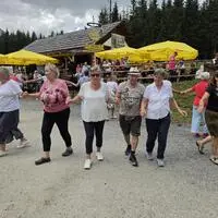 „Tanzen ab der Lebensmitte“ war das Motto dieser Gruppe beim Sogfest am Dienstagnachmittag bei der Klausnerberg-Säge