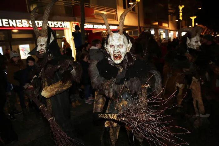 Schauriges und schönes Treiben mit Perchtengruppen aus ganz Österreich, Krampuslauf durch Villach