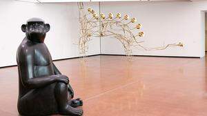 „Besonnene Affe (sehr groß)“ des Künstlerpaares Claude und François-Xavier Lalanne sowie &quot;Vibrosauria&quot; von Constantin Luser in der Heidi Horten Collection
