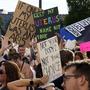 Demonstranten versammeln sich am 24. Juni 2022 in Columbus, Ohio, vor dem Ohio Statehouse, um für das Recht auf Abtreibung zu demonstrieren