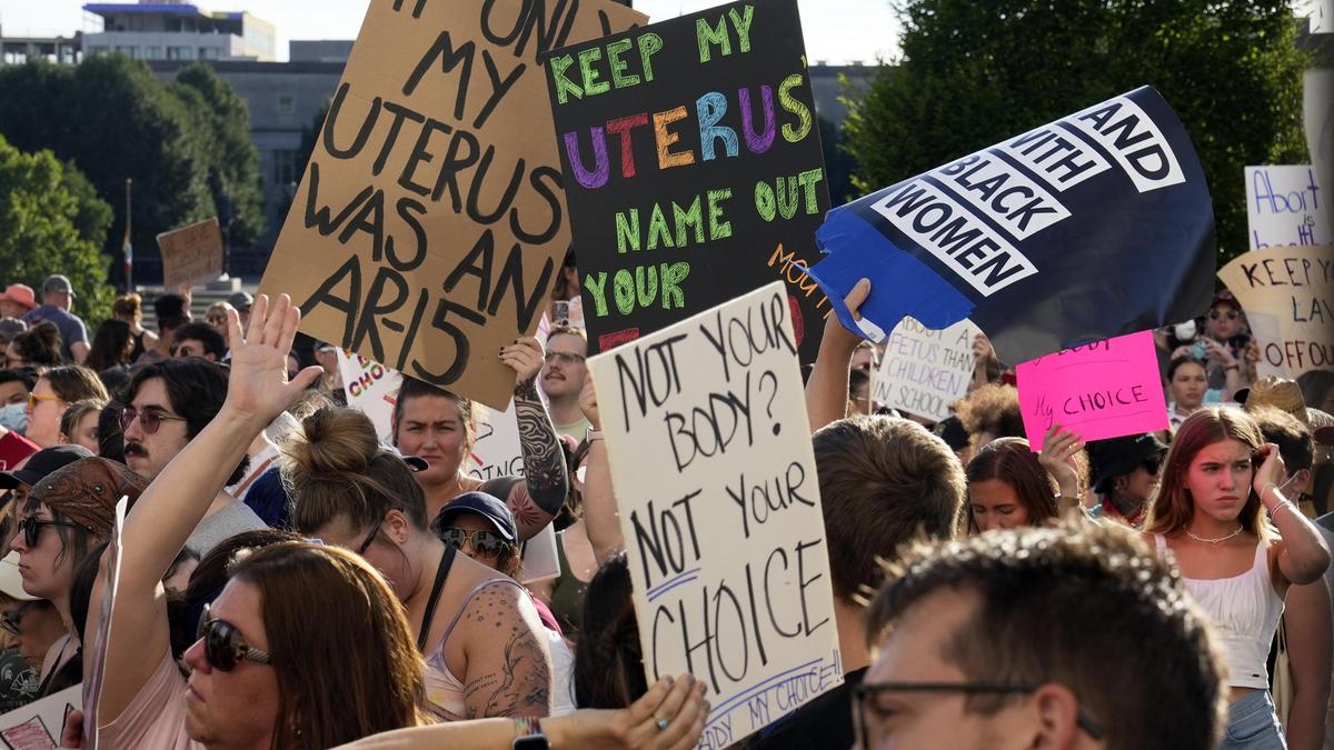 Demonstranten versammeln sich am 24. Juni 2022 in Columbus, Ohio, vor dem Ohio Statehouse, um für das Recht auf Abtreibung zu demonstrieren