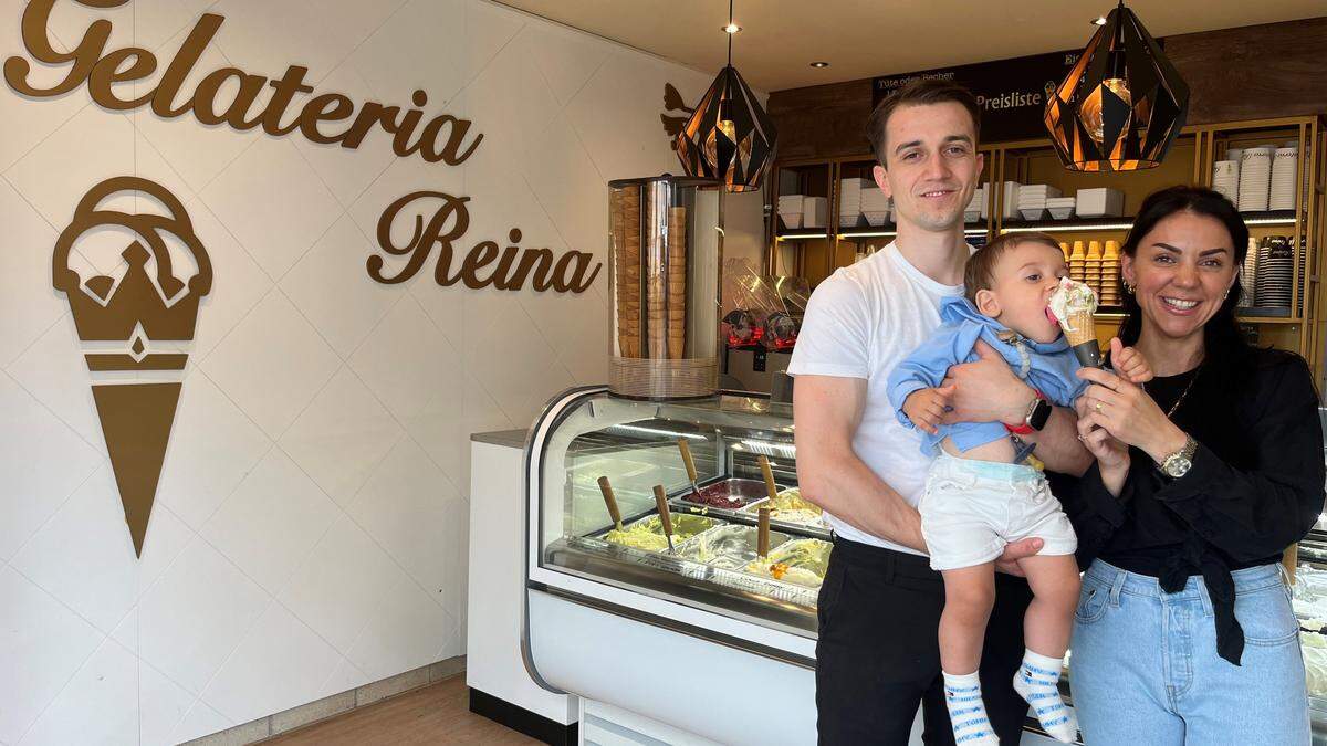 Arton und Hava Ismaili mit ihrem Sohn Akil – nicht nur er kann dem &quot;Reina-Eis&quot; nicht widerstehen