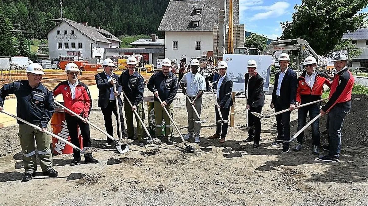 Griffen zum Spaten: Bernd Lerchbaumer, Walter Huber , Klaus Neuschitzer,  Erich Dertnig,  Alexander Striednig, Pfarrer Charles Lwanga Mubiru,  Landesrat Daniel Fellner, Günther Novak,  Anton Glantschnig, Otmar Striednig (Landesleiter Bergrettung Kärnten),  Gerhard Stranig