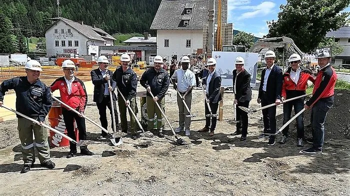 Griffen zum Spaten: Bernd Lerchbaumer, Walter Huber , Klaus Neuschitzer,  Erich Dertnig,  Alexander Striednig, Pfarrer Charles Lwanga Mubiru,  Landesrat Daniel Fellner, Günther Novak,  Anton Glantschnig, Otmar Striednig (Landesleiter Bergrettung Kärnten),  Gerhard Stranig