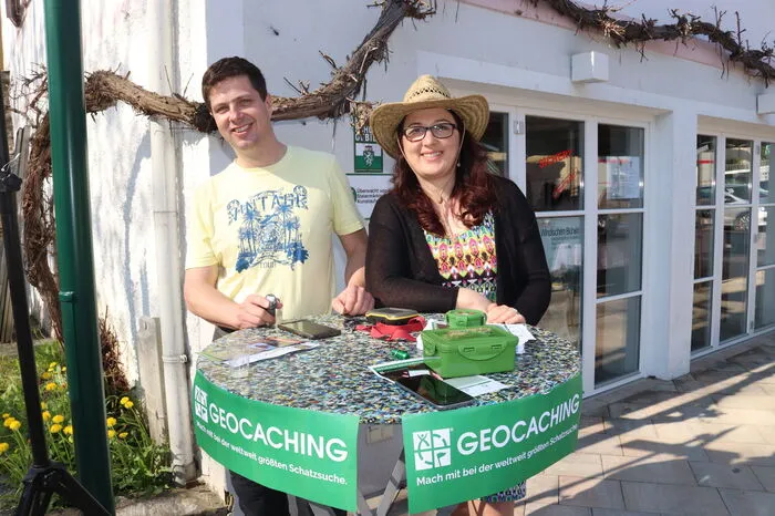 Tiefblauer Himmel und sommerliche Temperaturen lockten zahlreiche Menschen zum Start am Marktplatz.