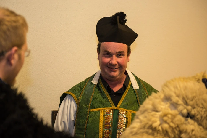 In die Rolle des Nikolos schlüpfte Michael Hansche, als Pfarrer begleitet ihn Anton Opriesnig, weiters ist der Bajazzo, ein Gendarm, zwei Engel und der Tod dabei.