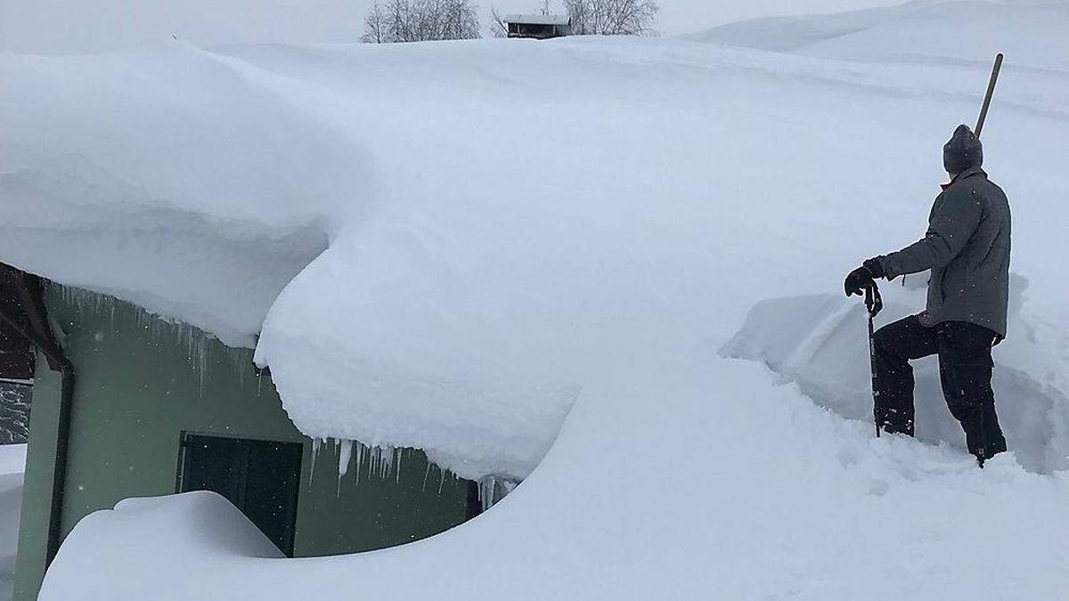 Unfassbare Schneemengen liegen bereits - hier auf einem Dach in Tauplitz