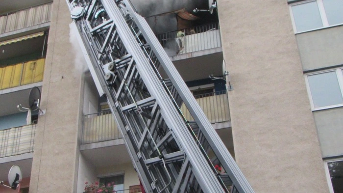 Im letzten Moment konnte Donnerstagfrüh die Ausbreitung eines Balkonbrandes in einem Hochhaus in Graz-Wetzelsdorf verhindert werden.