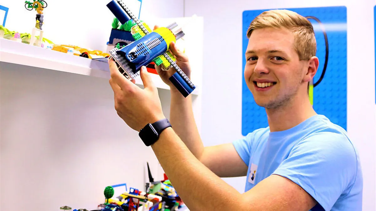 Die Betreuer der Kinder und Jugendlichen im Innovationstruck greifen manchmal auch noch selbst zu den schönen Lego-Bauwerken