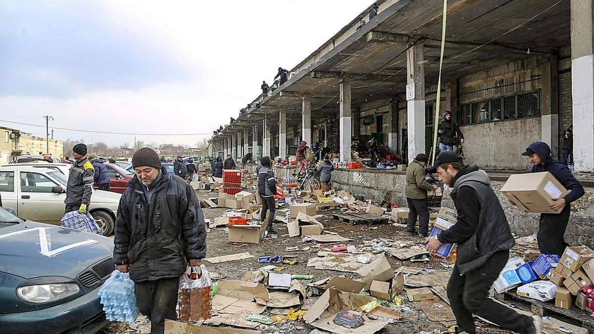 Die Einwohner von Mariupol holen Wasser und Lebensmittel