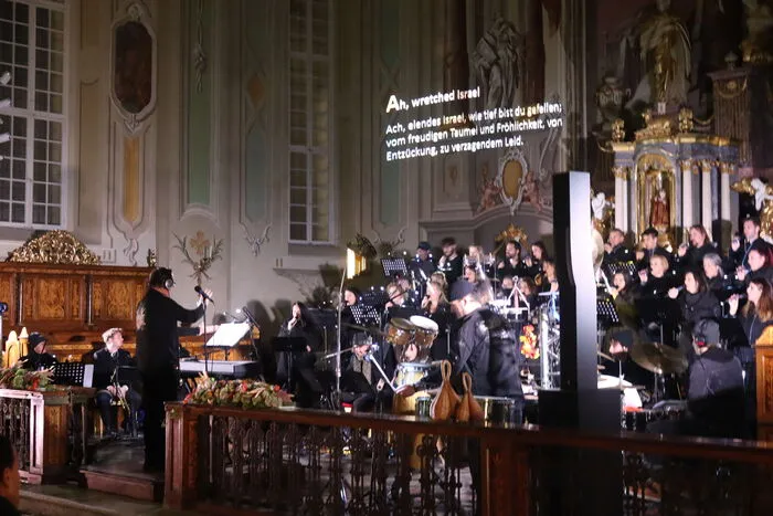 Der Altarraum wurde an diesen beiden Abenden von zahlreichen Sängern und Musikanten ausgefüllt.