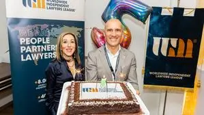 Ein Mann und eine Frau mit einer Torte