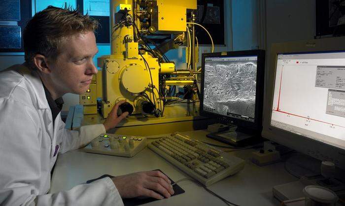 Feinarbeit am Mikroskop bei Imerys Fused Minerals in Villach