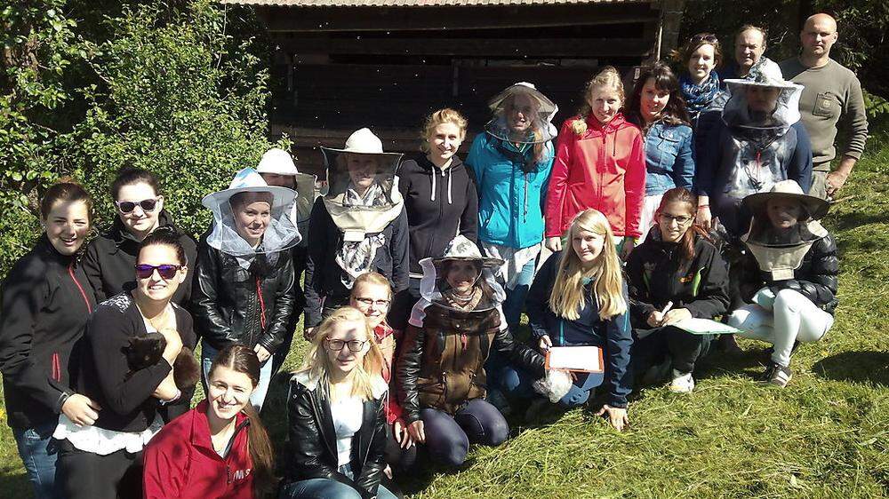 Die Schülerinnen der LFS Buchhof zu Besuch bei der Imkerei Dohr