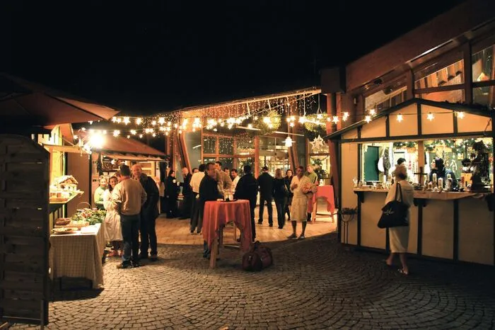 Unter einem karitativen Stern steht wieder der Adventmarkt auf dem Vorplatz der Therme Loipersdorf. Die Einnahmen der aufgestellten Hütten kommen heuer wieder dem Verein „Licht ins Dunkel“ zugute. Aufgetischt werden Glühwein, selbst gebackene Kekse sowie schmackhafte Brote und Kaiserschmarrn. Geöffnet hat der Markt noch bis 15. Dezember jeweils freitags und samstags von 17 bis 21 Uhr. Abgerundet wird das Weihnachtserlebnis mit einem abwechslungsreichen Rahmenprogramm.