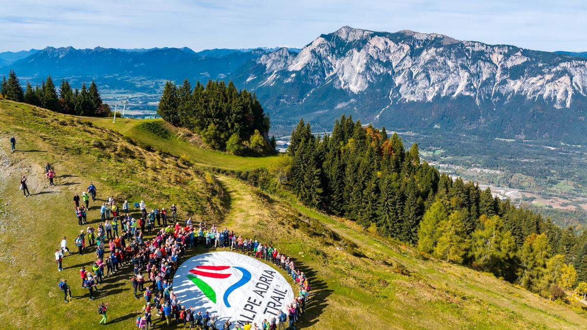 Gemeinsames Zeichen: Viele der Wanderer aus den drei Ländern versammelten sich um das Logo des Alpe-Adria-Trails 