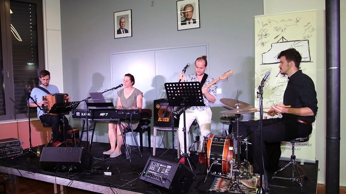 Eigene, im Dialekt verfasste Texte, klassische Pop-Elemente, Rhythmen aus Reggae und lateinamerikanischer Musik zusammen mit Elementen aus der alpenländischen Volksmusik, vereint zu einer harmonischen Symbiose, mit dieser Mischung begeisterte das Quartett das Publikum, darunter auch Bürgermeister Franz Feirer.