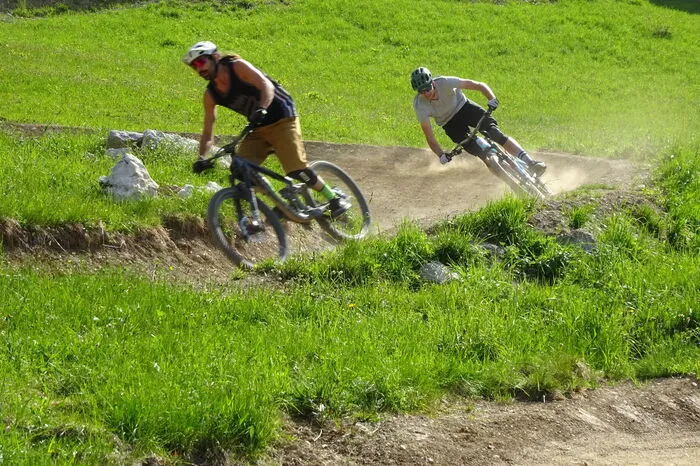 Auf der Baumgartnerhöhe hoch über dem Faaker See gibt es zahlreiche sportliche Möglichkeiten. Eine davon ist das Mountainbiken - zum Beispeil am neuen Flowgartner-Trail, der für Einsteiger ebenso spannend ist wie für Fortgeschrittene.