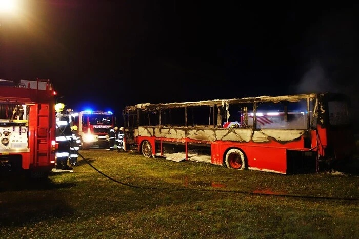 Die Flammen konnten mittels Schaum rasch eingedämmt und damit auch ein Übergreifen des Brandes auf die weiteren Fahrzeuge verhindert werden.