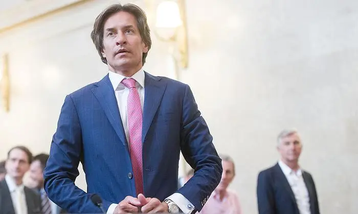 ABD0046_20180621 - WIEN - ÖSTERREICH: Der Angeklagte Karl Heinz Grasser vor Beginn des Strafprozesses wegen Bestechungs- und Untreueverdachts bei der Buwog-Privatisierung und des Linzer Terminal Towers, am Donnerstag, 21. Juni 2018, im Großen Schwurgerichtssaal am Wiener Straflandesgericht. - FOTO: APA/GEORG HOCHMUTH/APA-POOL