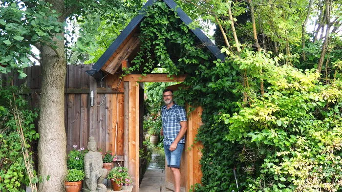 Die Blumenschmuck-Jury tourt wieder durch die Steiermark. Juror Klaus Wenzel gibt Einblicke in sein privates Gartenreich. Hier öffnet Klaus Wenzel die Pforte für unseren Besuch